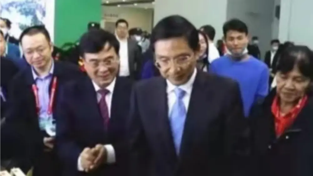 Phó Thống đốc Chính phủ Nhân dân tỉnh Giang Tây thăm gian hàng của chúng tôi tại Triển lãm Lâm nghiệp tỉnh